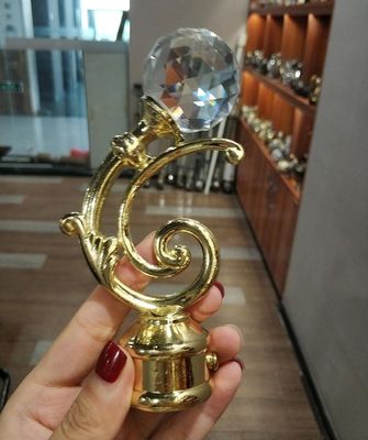 In het groot van het de poolmetaal van het kristal gouden gordijn van het finialsgordijn de staaftoebehoren voor gordijnstaven