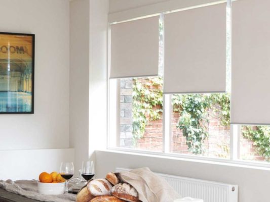 De witte Zonneblinden van het de Rolvenster van de Kleurenelektriciteitspanne Waterdicht voor Keuken 1.8M Width