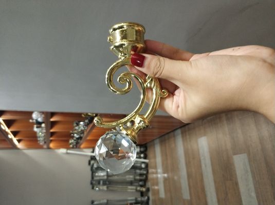 In het groot van het de poolmetaal van het kristal gouden gordijn van het finialsgordijn de staaftoebehoren voor gordijnstaven