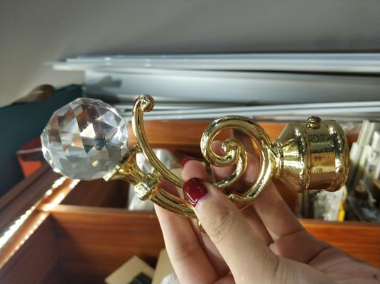 In het groot van het de poolmetaal van het kristal gouden gordijn van het finialsgordijn de staaftoebehoren voor gordijnstaven