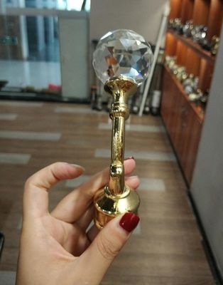 In het groot van het de poolmetaal van het kristal gouden gordijn van het finialsgordijn de staaftoebehoren voor gordijnstaven