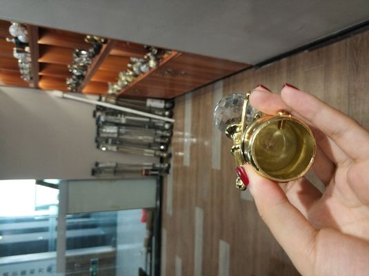 In het groot van het de poolmetaal van het kristal gouden gordijn van het finialsgordijn de staaftoebehoren voor gordijnstaven
