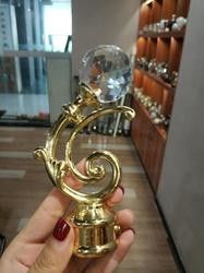 In het groot van het de poolmetaal van het kristal gouden gordijn van het finialsgordijn de staaftoebehoren voor gordijnstaven