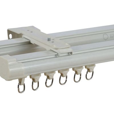 Het plafond zette Dubbel Wit het Aluminiummateriaal van Gordijnsporen met Elektroforese op
