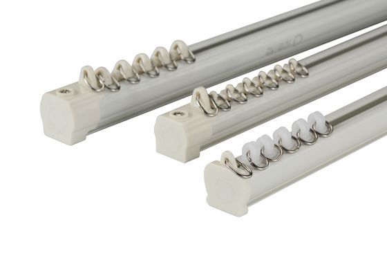 Het plafond zette Dubbel Wit het Aluminiummateriaal van Gordijnsporen met Elektroforese op