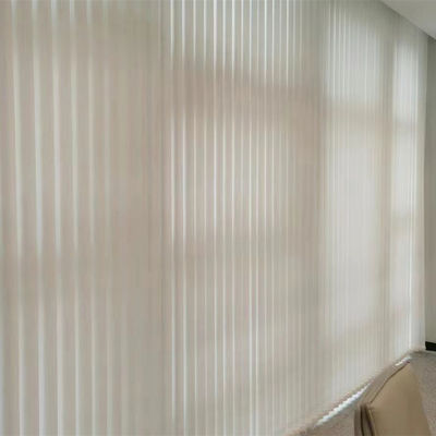 Het regelbare Flexibele Verticale Zonneblindengordijnen Lichte Overbrengen voor Hotels