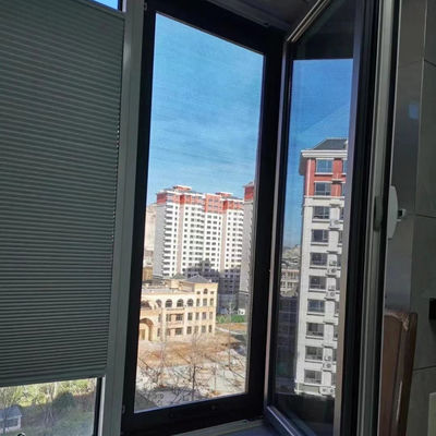 Zonneblinden van de slaapkamer de Verticale die Honingraat, boven en beneden dag en nacht Cellulaire Schaduwen worden gemotoriseerd