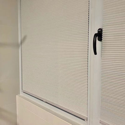 Zonneblinden van de slaapkamer de Verticale die Honingraat, boven en beneden dag en nacht Cellulaire Schaduwen worden gemotoriseerd