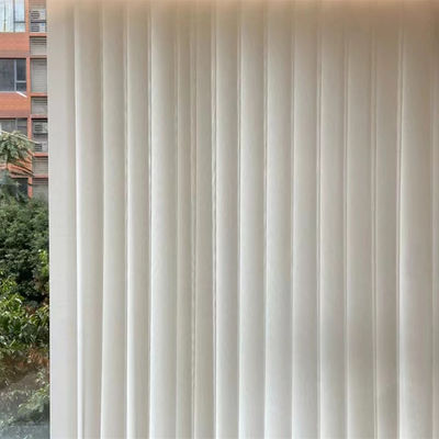 De klassieke Stoffenzaal Hand Semi Blinde Verticale Douane van de Gordijnen Antistatische Witte Droom
