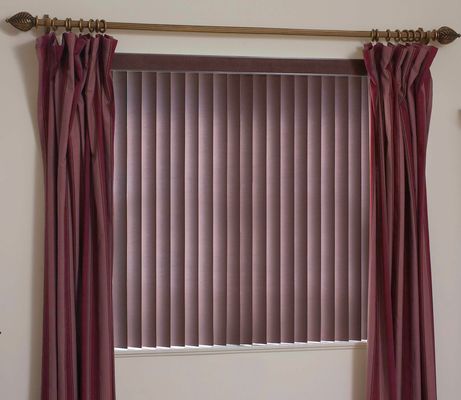Rode Verticale Gordijn Elektrische Elektriciteitspanne Geschikt voor Woonkamer, Slaapkamer, Bureau, Balkonverdeling